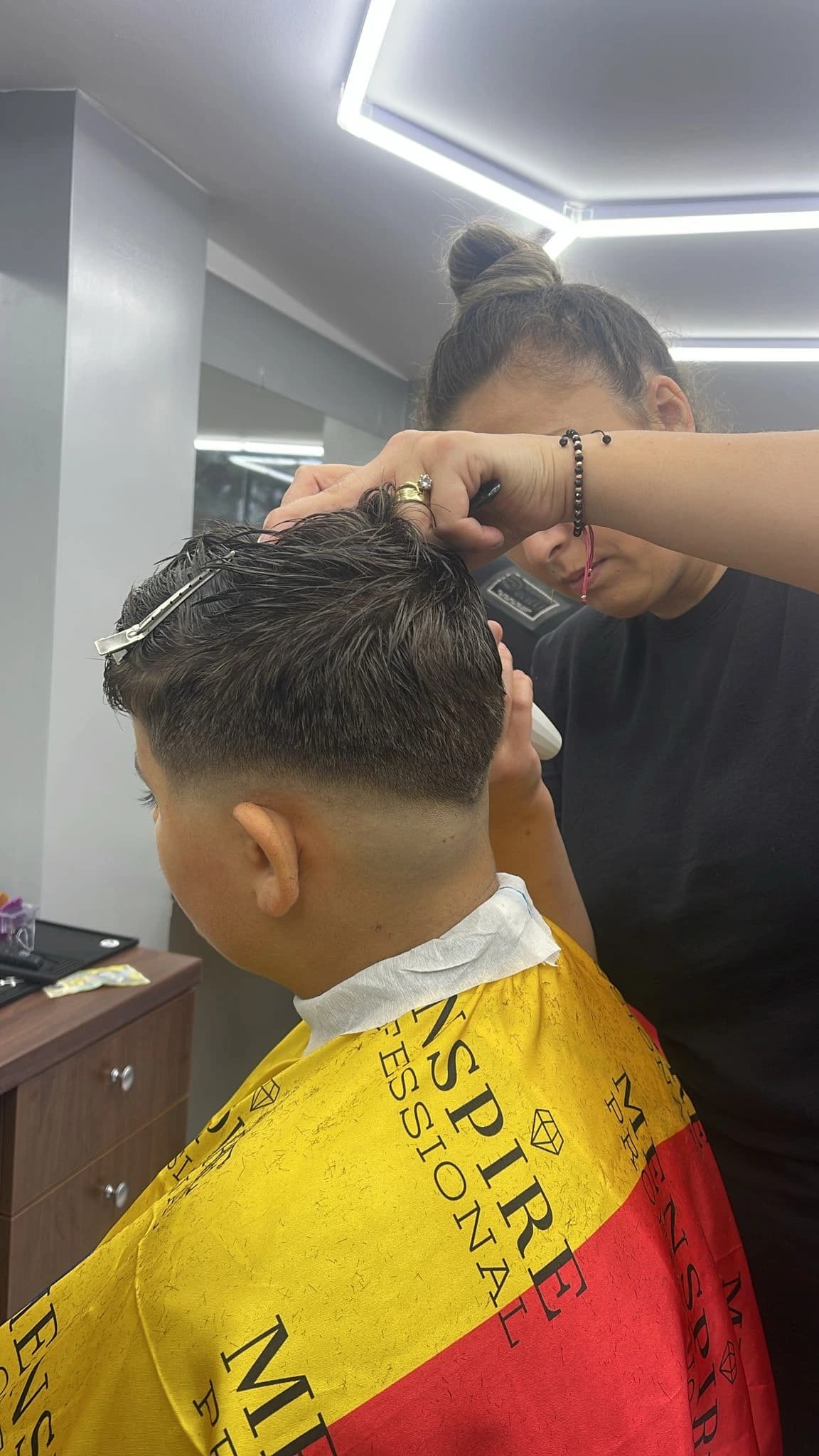 Curs frizerie Pitești — cursant pe model real 1