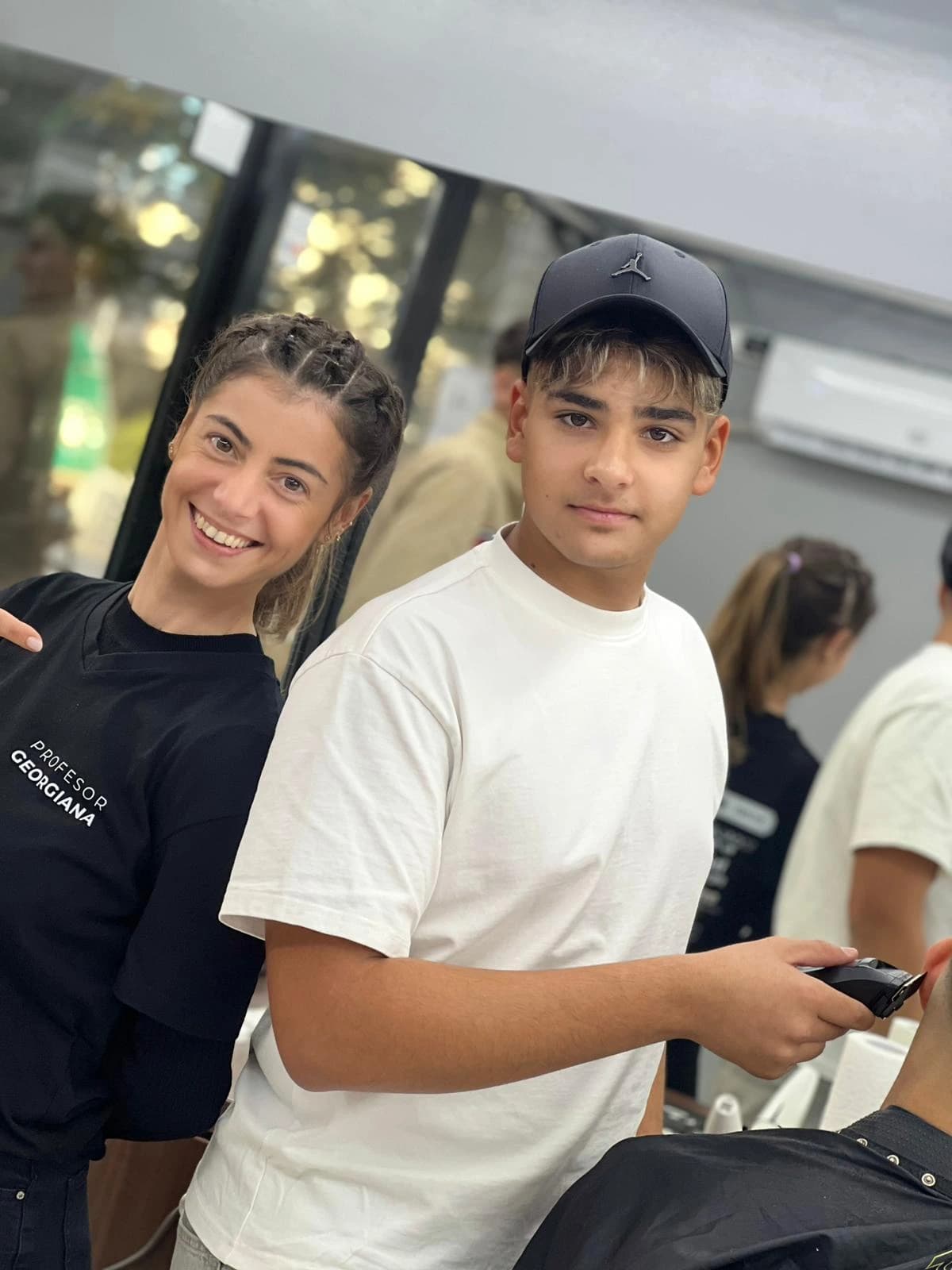 Curs frizerie Pitești — cursant pe model real 12