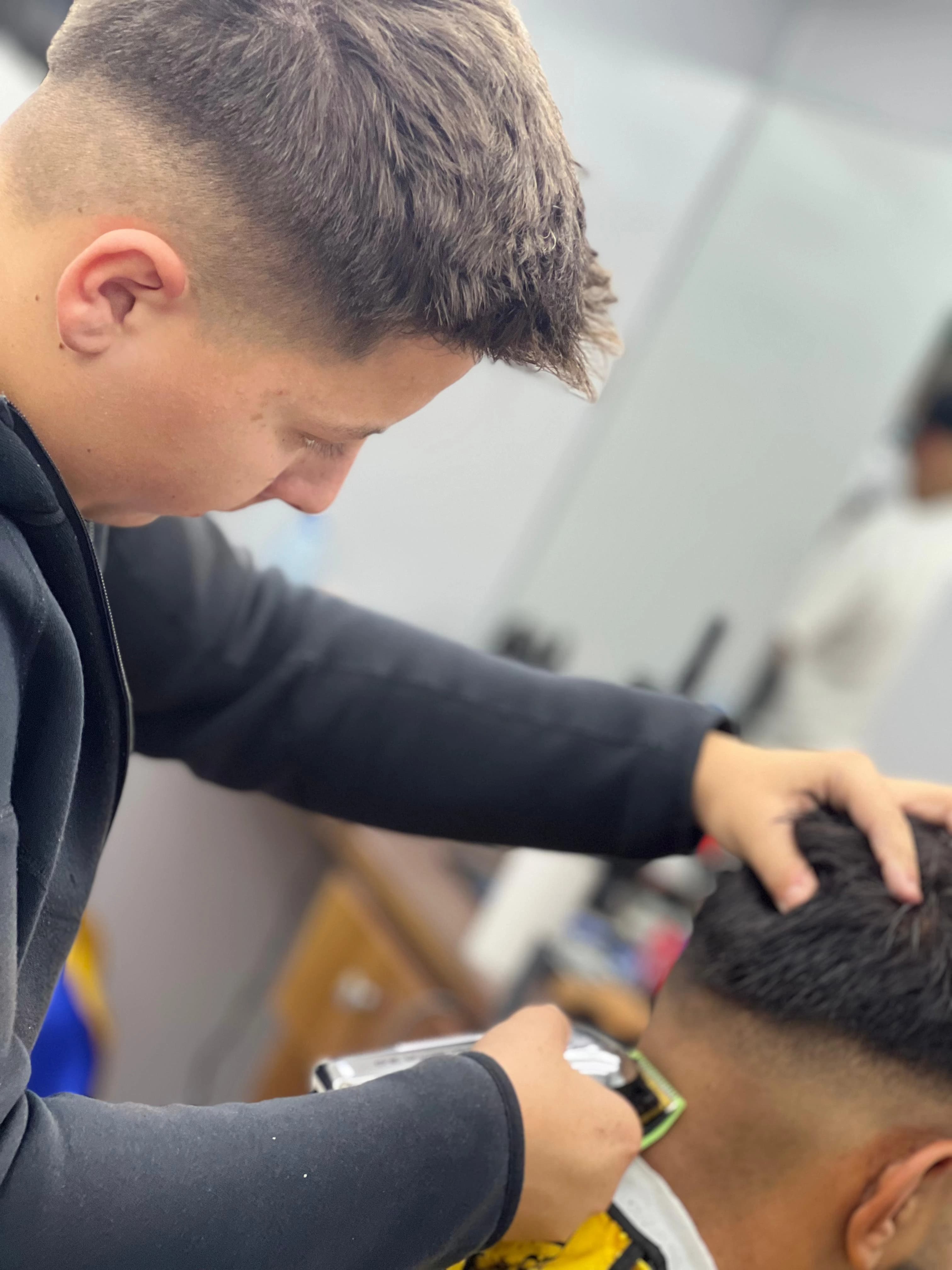 Curs frizerie Pitești — cursant pe model real 13