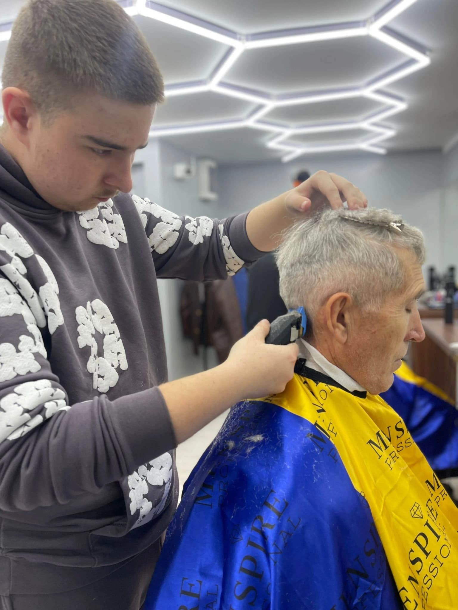Curs frizerie Pitești — cursant pe model real 18