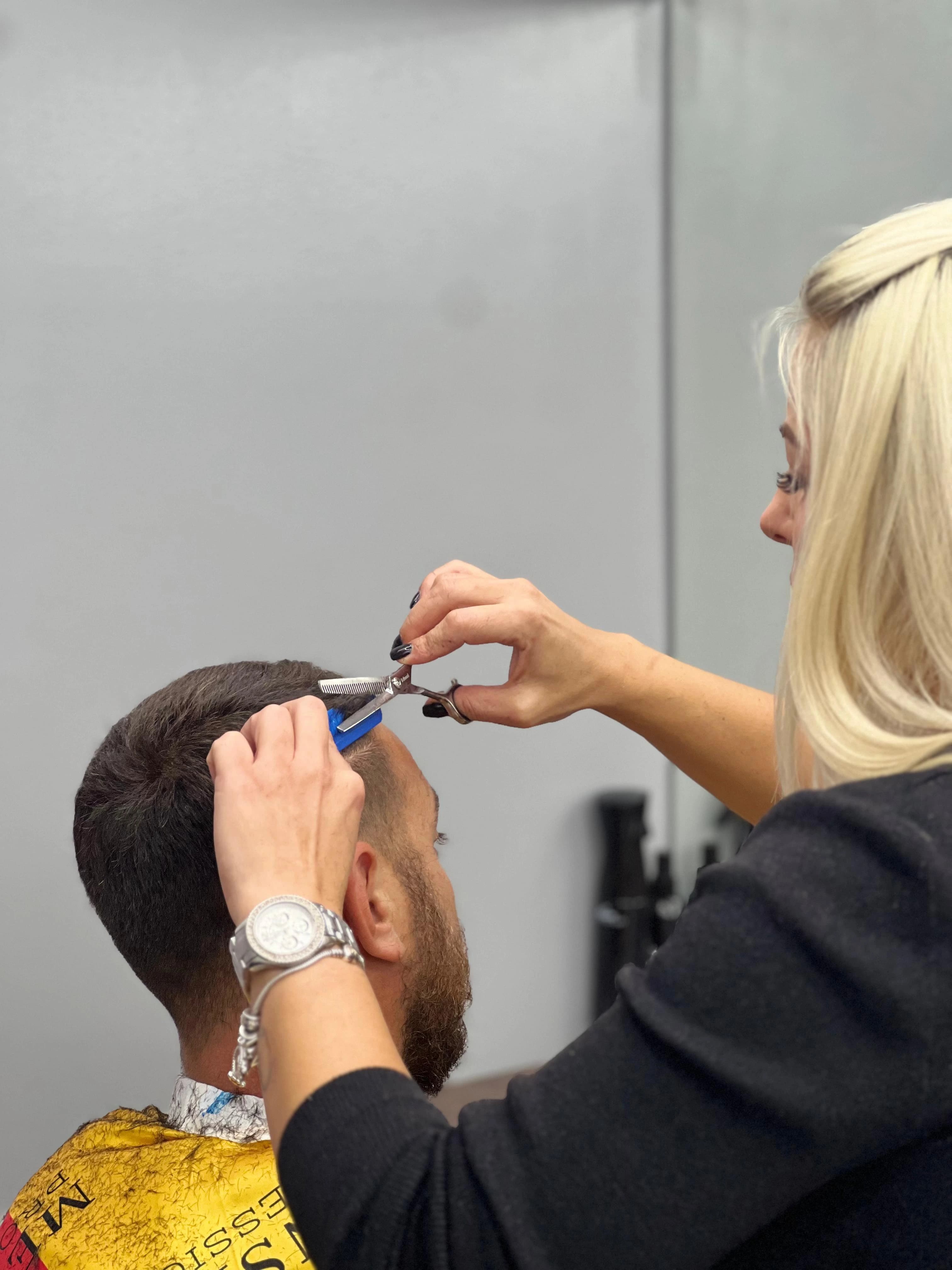 Curs frizerie Pitești — cursant pe model real 19