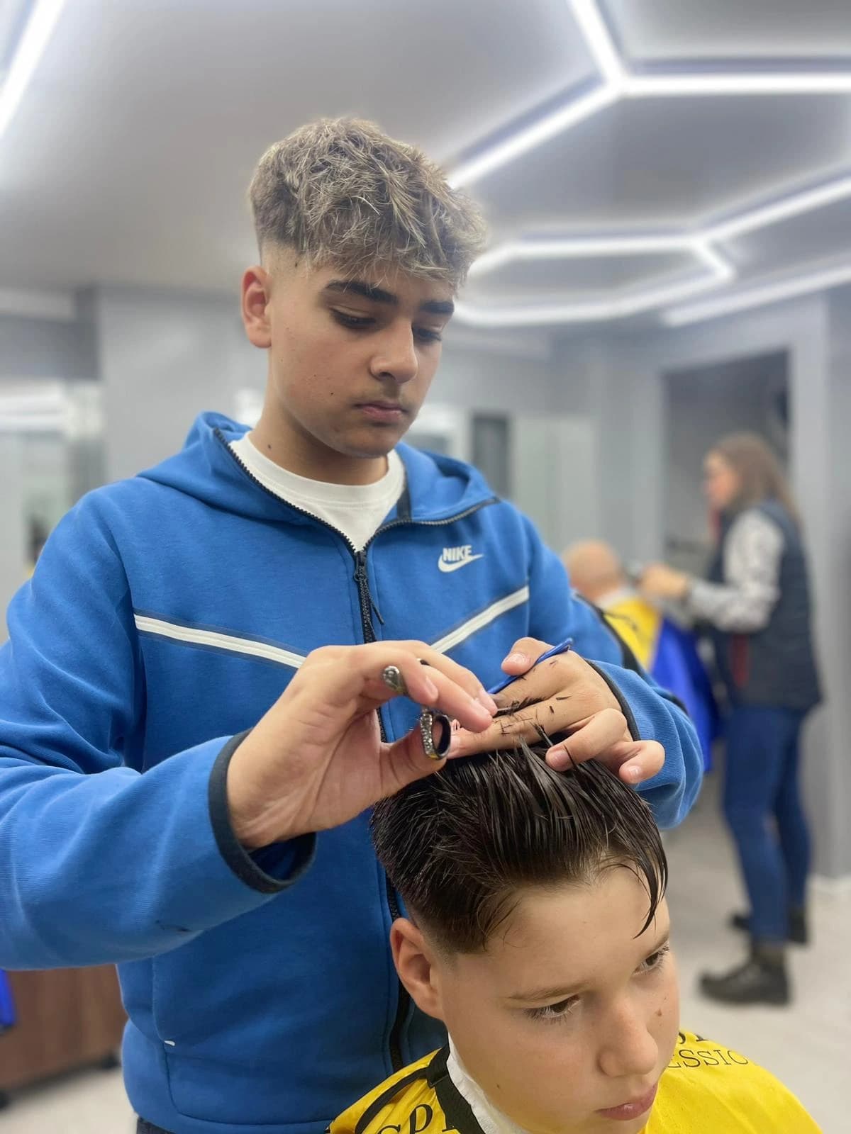 Curs frizerie Pitești — cursant pe model real 22